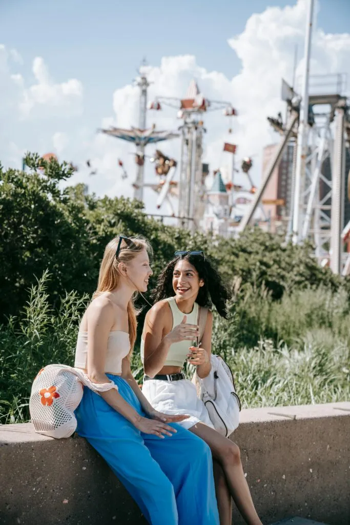 Друзья общаются друг с другом 