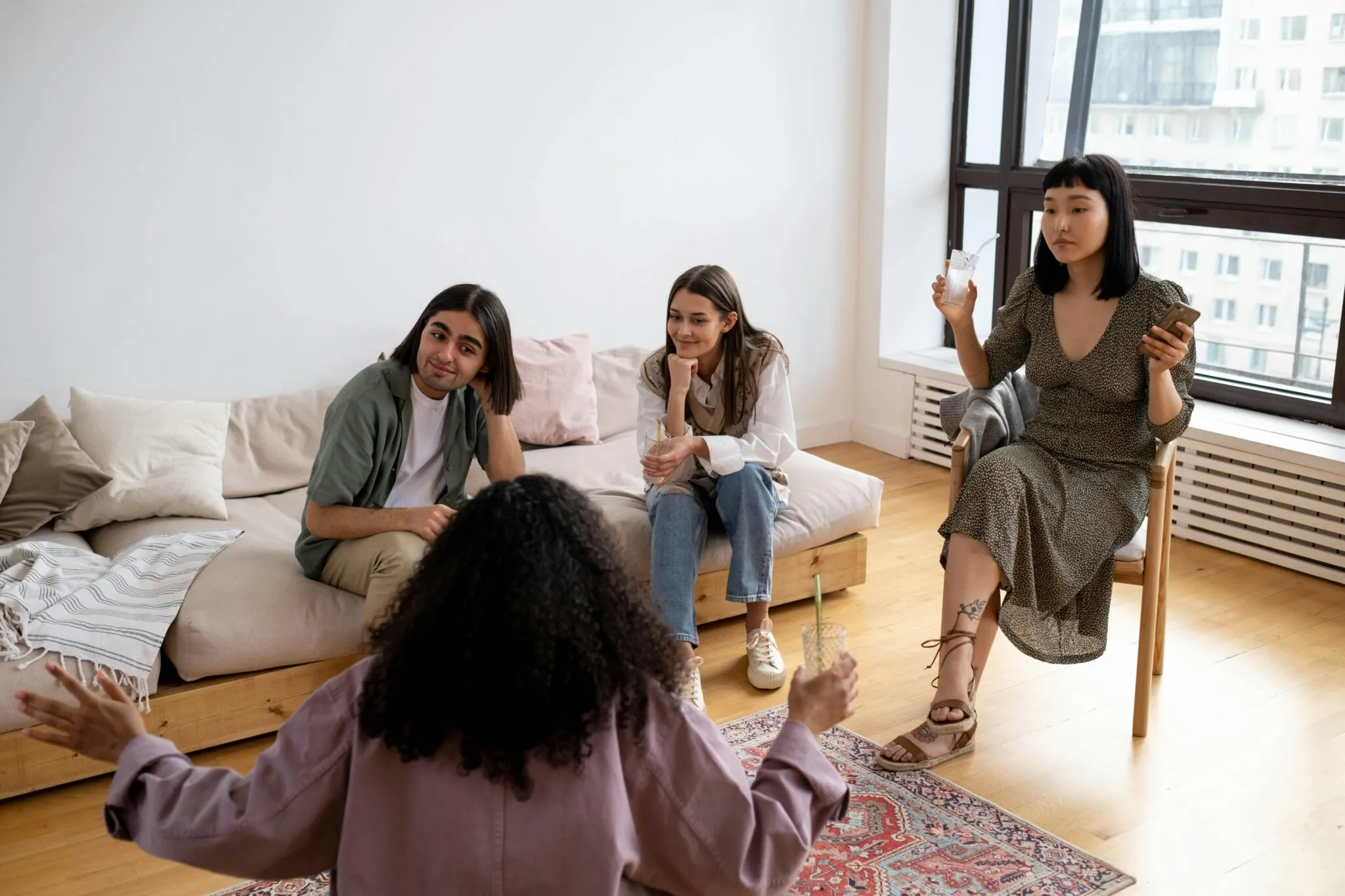 Компания друзей разговаривает