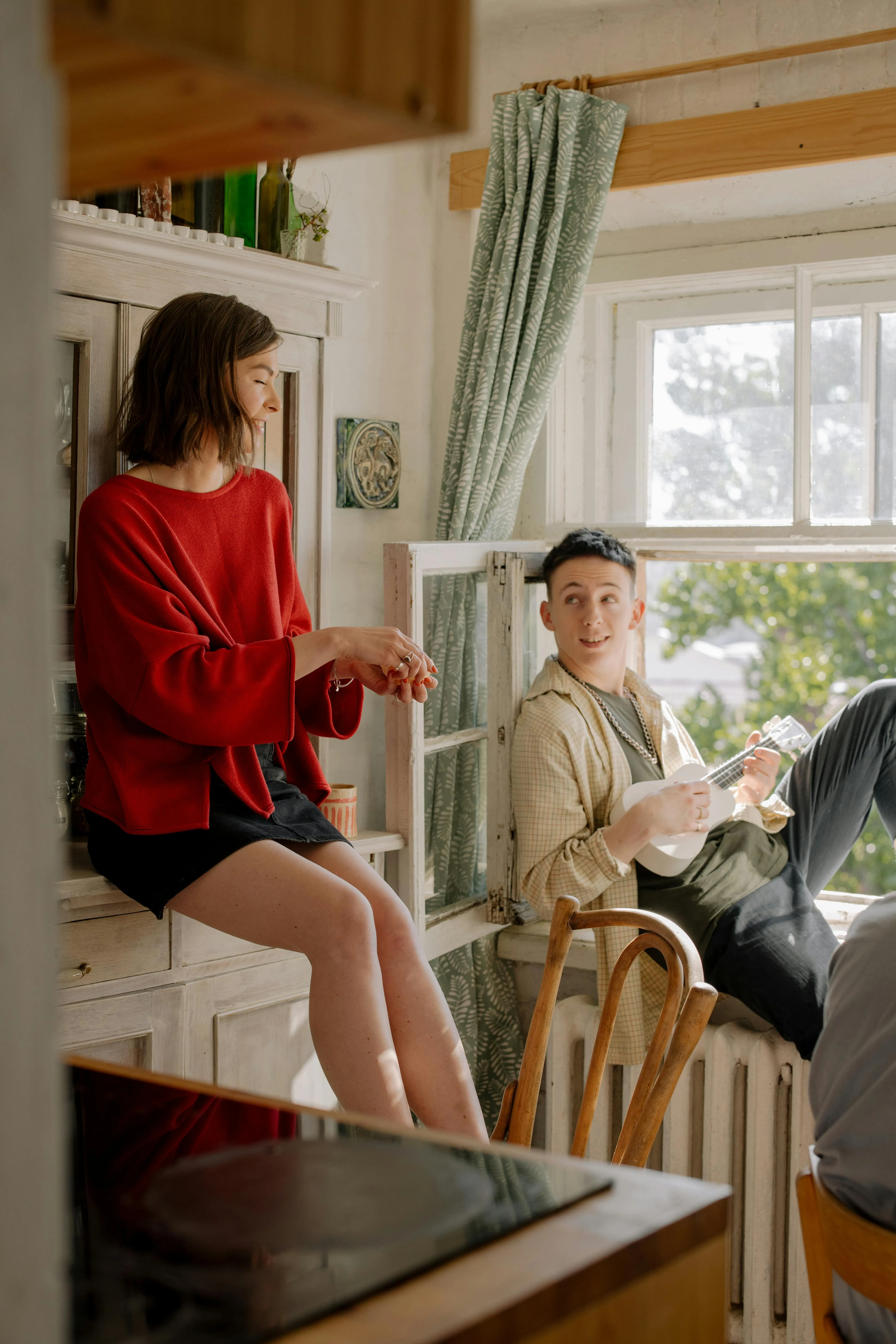 Парень общается с девушкой